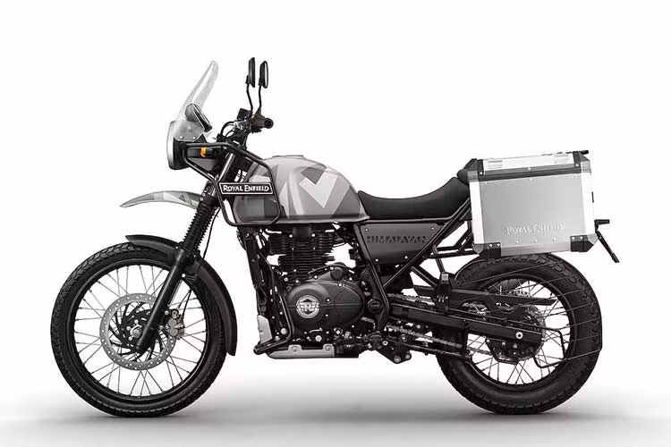 Trong đó, đáng kể nhất là cặp thùng nhôm ở hai bên hông xe với khả năng chống nước và tổng thể tích lên tới 52 lít. Himalayan Sleet còn có tay lái với thanh gia cố, khung chống đổ lốc máy và baga phía sau. Phiên bản này cũng nổi bật hơn với màu sơn rằn ri hiện đại tactical camo.