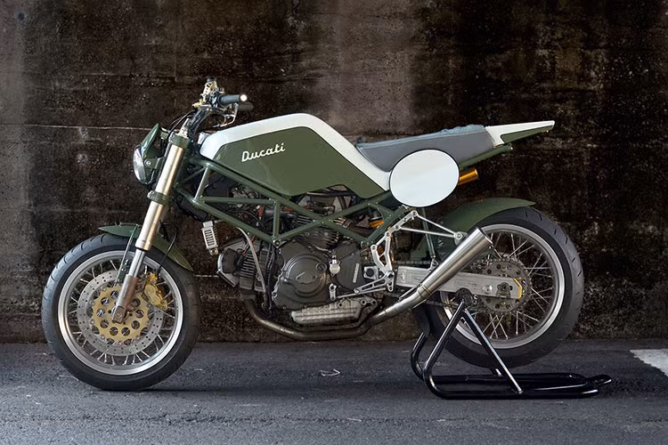 Lớp sơn màu xanh chủ đảo kết hợp với trắng đi kèm những sọc đen làm chiếc M900 trở nên bắt mắt hơn bao giờ hết. Cùng với đó là khối động cơ 904 phân khối L-twin SOHC, 2 van mỗi xi-lanh, làm mát bằng không khí, công suất 65 mã lực tại vòng tua máy 7.000 vòng/phút, mô-men xoắn cực đại 76 Nm tại 6.000 vòng/phút. Hộp số truyền động 6 cấp.