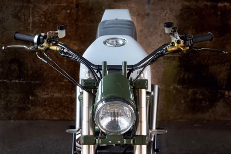 Chiếc M900 được trang bị ghi đông tracker tầm thấp, cùm tăng ga nhanh, kính chắn gió bằng nhôm cỡ nhỏ bao trọn đầu đèn pha tròn phía trước. Xi nhan trước là cặp đèn LED vẫn đang nằm trong quá trình thử nghiệm. Tay phanh tay côn nguyên bản vẫn được giữ lại.