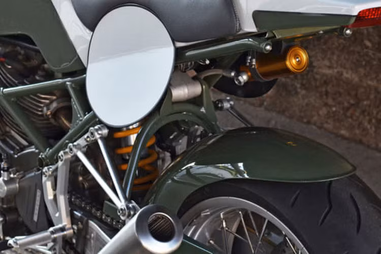 Bên cạnh đó, hệ thống giảm xóc của xe cũng được nâng cấp với phuộc trước Showa ty 41 mm từ chiếc Ducati 900SS cùng thụt đơn monoshock Ohlins phía sau. Dè trước và sau được chế bằng carbon, ốp sườn hai bên yên xe bằng nhôm có thể tháo rời.