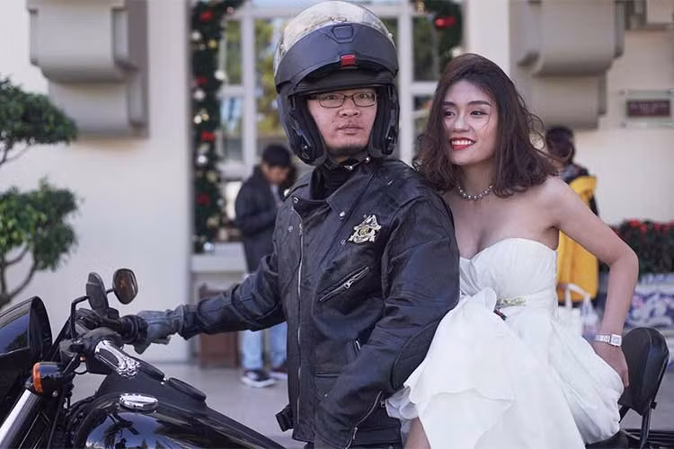Cô dâu và chú rể trên chiếc môtô Harley-Davidson Lowrider S.