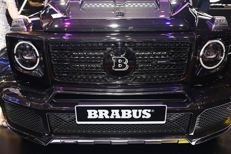 Cái tên cuối cùng được Brabus mang tới Triển lãm VMS 2022 lần này chính là G400. So với Brabus G800, đây được xem như một lựa chọn mềm hơn về cả giá bán lẫn trang bị. Sau khi qua tay Brabus, chiếc xe mạnh hơn 40 mã lực trong khi mô-men xoắn tăng lên 750Nm.