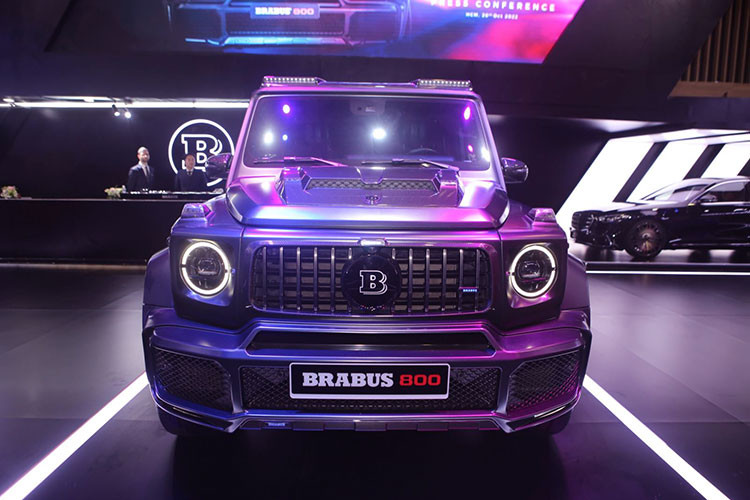 Mẫu xe SUV Brabus G800 là đại diện mới nhất trong dòng sản phẩm phát triển từ nguyên mẫu G-Class. Phần ngoại thất của G800 được gắn bộ body-kit Brabus Widestar, bao gồm cản trước và sau, ốp chắn bùn mở rộng từ sợi carbon, hốc hút gió đôi kích thước lớn trên nắp capo và các cửa thông gió chắn bùn phía sau.
