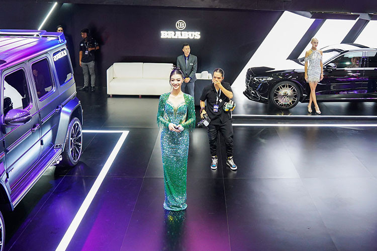 Những mẫu xe độ đình đám của thương hiệu Brabus hiện chưa được công bố mức giá chính thức, nhưng chắc chắn không hề rẻ nếu bạn đã tham khảo tại thị trường nước ngoài. Ngoài những mẫu xe độc của Brabus tại VMS 2022, gian hàng của thương hiệu này cũng trưng bày khá nhiều phụ kiền và đồ chơi độc đáo thu hút khách tham quan.