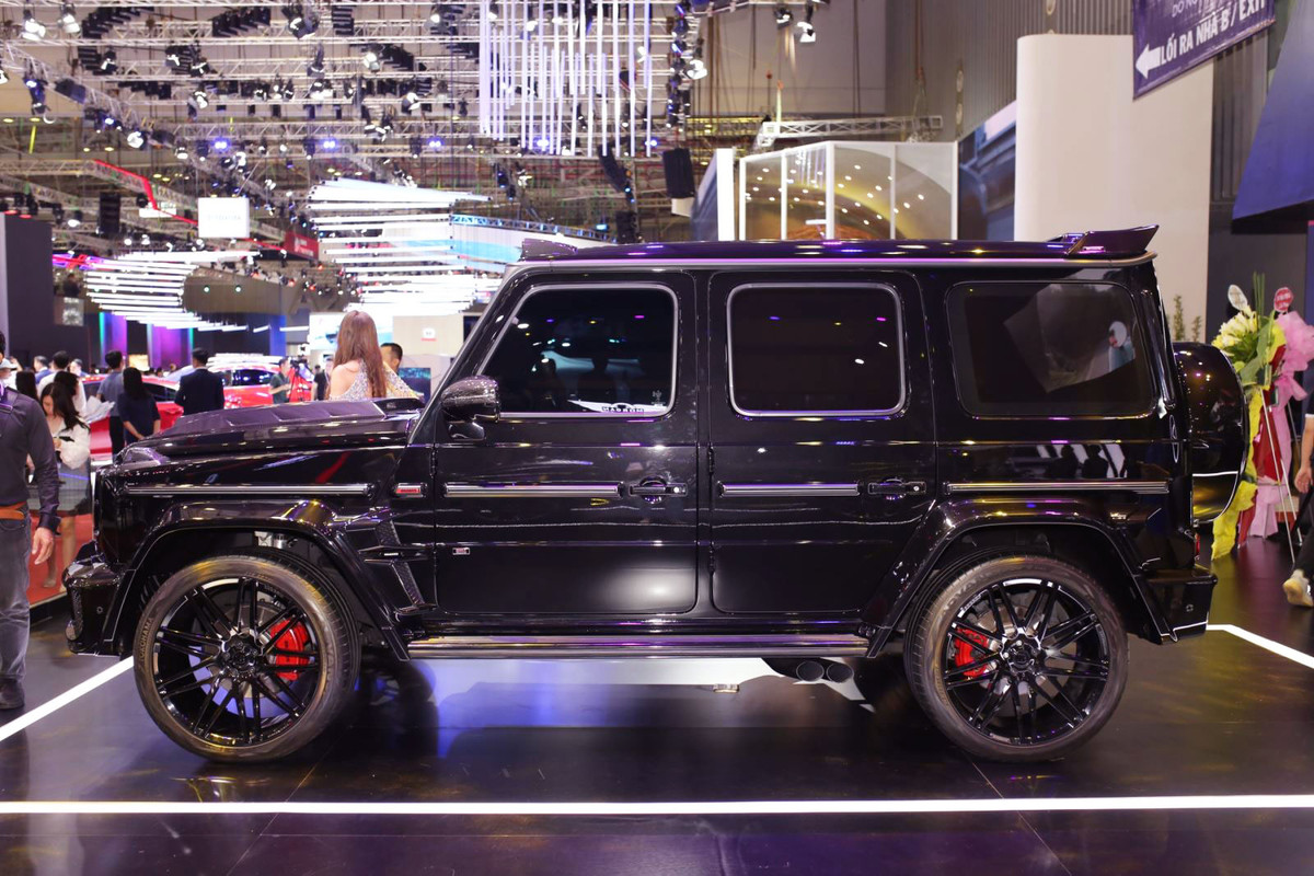 Cụ thể, Brabus G400 được dựa trên chiếc SUV Mercedes-Benz G400d với động cơ diesel tăng áp 6 xy-lanh, dung tích 3.0L, giúp sản sinh công suất 362 mã lực và mô-men xoắn 700 Nm, kết hợp cùng hộp số tự động 9 cấp và hệ dẫn động 4 bánh.