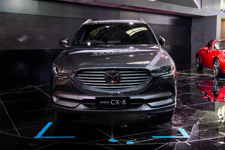 Diện mạo bên ngoài của CX-8 mới vẫn mang thiết kế theo ngôn ngữ Kodo đặc trưng hãng xe ôtô Mazda. Phần đầu xe nổi bật với bộ lưới tản nhiệt hình miệng cười cách điệu, gồm các thanh ngang mạ cờ-rôm xếp song song nhau, nối cùng cụm đèn pha tích hợp dải LED sang trọng.