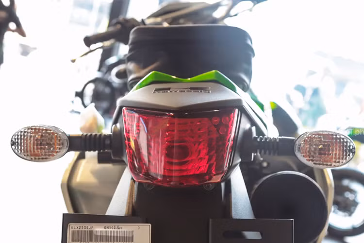 Kawasaki KLX250 2018 sở hữu chiều cao yên 889 mm, bình xăng dung tích 7,5 lít và trọng lượng 138 kg. Xe được trang bị hệ thống khung sườn mới với cấu trúc gọn và có trọng lượng nhẹ. Các chi tiết thân xe được trang bị hệ thống nhựa bảo vệ cùng loạt tem đấu mới khá bắt mắt.