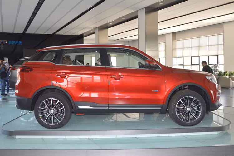 Được biết, đây là lần đầu tiên thương hiệu xe hơi Proton của Malaysia tham gia vào phân khúc xe SUV. Chiếc xe mà Thủ tướng Malaysia lái thử được sơn ngoại thất màu đỏ và đi kèm vô lăng nằm bên phải. 