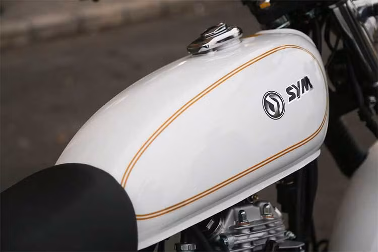 Điểm nhấn của chiếc xe là bình xăng giọt nước có dung tích 12,5 lít với kiểu dáng thon được trang trí đưn giản, kết hợp với nắp xăng có khoá.