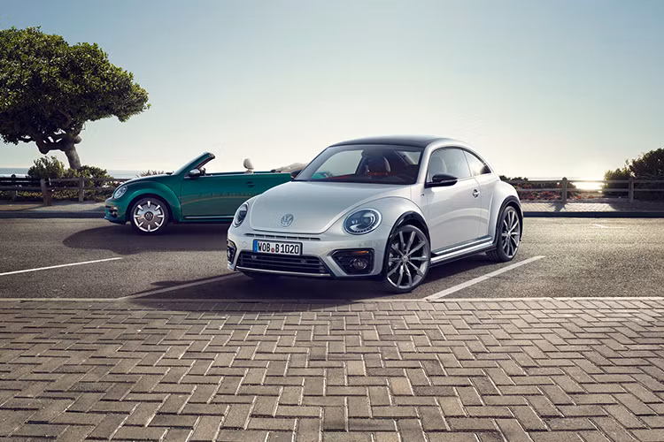 Phiên bản Volkswagen Beetle 2017 đánh dấu một vài thay đổi nhỏ về thiết kế ngoại thất như cản trước/sau mới, nhiều tuỳ chọn màu lạ mắt, chất liệu vải mới cùng các gói công nghệ được chỉnh sửa lại như Denim, Exclusive Design và Exclusive R-Line.