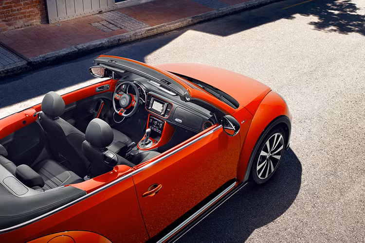 Nội thất Beetle 2017 có thêm nhiều tông màu, chất liệu và công nghệ mới thể hiện qua màn hình trung tâm và bảng táp lô với phong cách thiết kế mới lạ, ghế bọc vải mới, cụm đồng hồ số mới với tông màu sáng tương phản và đèn viền nội thất.