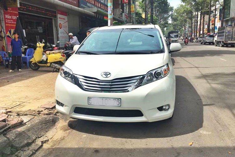 Hiện sau 7 năm sử dụng - Toyota Sienna Limited 2011 đang được bán với giá 2,3 tỷ đồng tại TP HCM. So với thời điểm mua, chiếc xe có mức khấu hao khoảng 400 triệu đồng. Tuy nhiên, mức giá 2 tỷ đồng ở thời điểm hiện tại chỉ bằng một nửa nếu so với Toyota Sienna phiên bản 2018 vừa về tới Việt Nam được chào bán 4,3 tỷ đồng. 