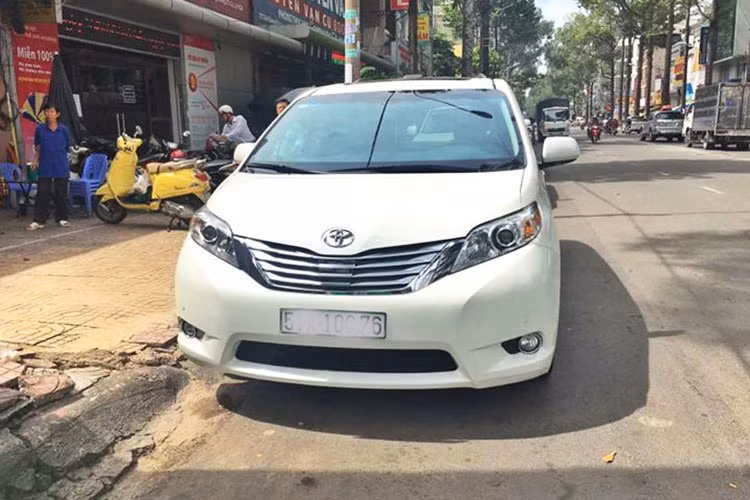 Hiện sau 7 năm sử dụng - Toyota Sienna Limited 2011 đang được bán với giá 2,3 tỷ đồng tại TP HCM. So với thời điểm mua, chiếc xe có mức khấu hao khoảng 400 triệu đồng. Tuy nhiên, mức giá 2 tỷ đồng ở thời điểm hiện tại chỉ bằng một nửa nếu so với Toyota Sienna phiên bản 2018 vừa về tới Việt Nam được chào bán 4,3 tỷ đồng. 