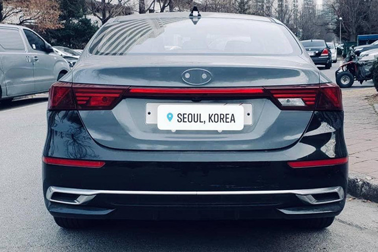 Quả thật Kia Cerato 2019 dành cho thị trường Trung Quốc sở hữu thiết kế ngoại thất rất “Tây”, nếu không nhìn vào logo thì nhiều người sẽ nghĩ đây là một chiếc xe đến từ Châu Âu. Điểm gây ấn tượng nhất chính là cụm lưới tản nhiệt cỡ lớn hình mũi hổ nhưng được tạo hình bởi những nan chrome chạy dọc thay vì dạng mắt lưới như phiên bản tại Việt Nam.