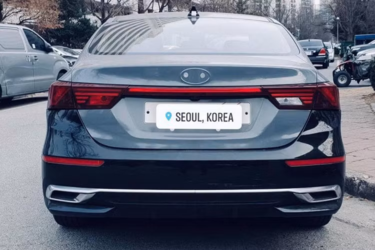 Quả thật Kia Cerato 2019 dành cho thị trường Trung Quốc sở hữu thiết kế ngoại thất rất “Tây”, nếu không nhìn vào logo thì nhiều người sẽ nghĩ đây là một chiếc xe đến từ Châu Âu. Điểm gây ấn tượng nhất chính là cụm lưới tản nhiệt cỡ lớn hình mũi hổ nhưng được tạo hình bởi những nan chrome chạy dọc thay vì dạng mắt lưới như phiên bản tại Việt Nam.