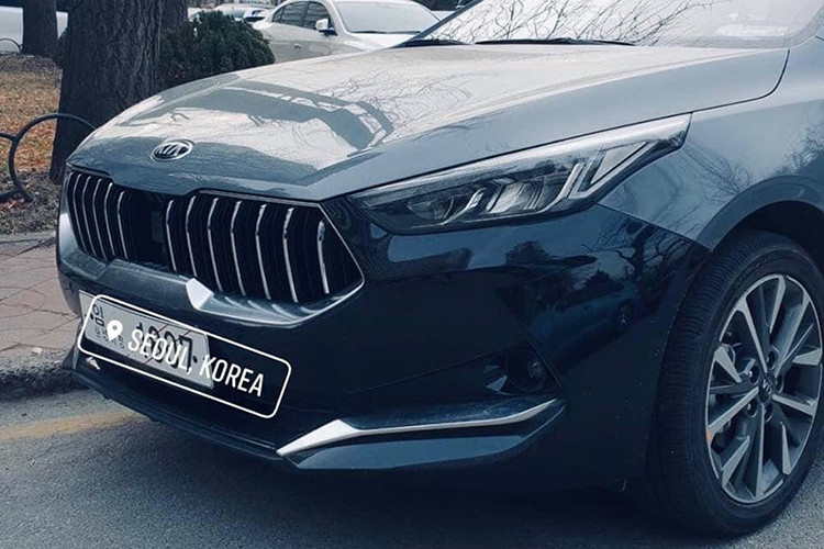 Thậm chí cụm đèn pha của mẫu xe sedan Kia Cerato 2019 mới tại Trung Quốc cũng được thiết kế lại trông sắc sảo hơn và bộ phận cản trước cùng hốc đèn sương mù cũng được thiết kế mới khá thể thao.