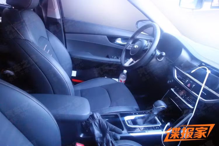 Bên trong Kia Cerato 2019 tại Trung Quốc, nội thất không khác biệt quá nhiều so với phiên bản nước ngoài. Xe được trang bị vô lăng đa chức năng thiết kế mới, màn hình cảm ứng trung tâm, cửa gió điều hòa và cụm điều khiển trung tâm giống với Kia Forte 2019 tại Mỹ.