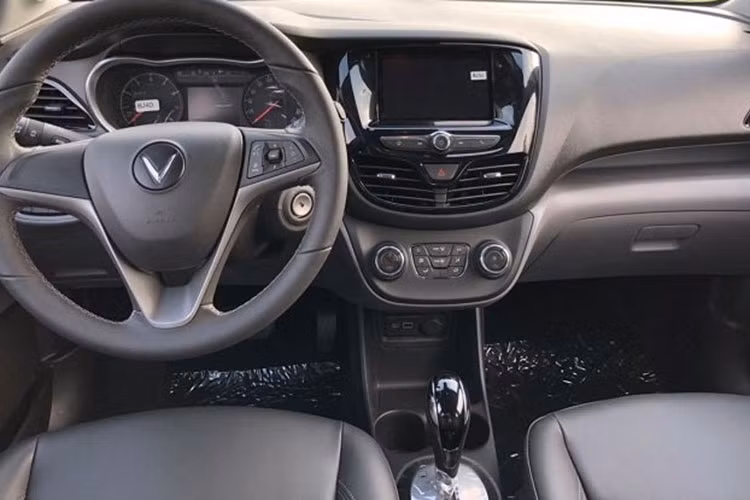 VinFast Fadil moi chay 300 km chao ban 375 trieu, dat hay re?-Hinh-3