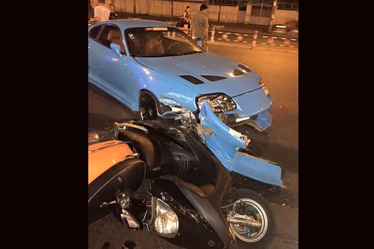 Được biết, đây là xe máy dựng ở ngoài một quán nhậu tại quận 4, TP HCM. Sau vụ tai nạn, người điều khiển chiếc Toyota Supra độ màu xanh dương đã được đưa đi bệnh viện cấp cứu.