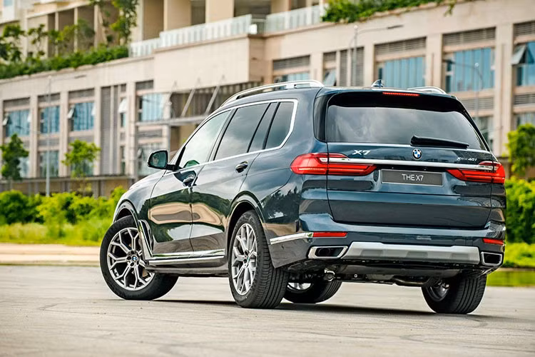 Hiện tại, giá xe BMW X7 xDrive40i sau khi giảm vẫn cao hơn 2,240 tỷ đồng nếu so với GLS 450 4MATIC. Kể từ khi ra mắt lần đầu tại Việt Nam hồi đầu tháng 7 năm ngoái đến nay, BMW X7 phân phối chính hãng phải chịu sức ép rất lớn về giá bán đối với xe nhập tư nhân có giá khoảng 6,8 tỷ đồng (hoặc cao hơn tùy options đi kèm).