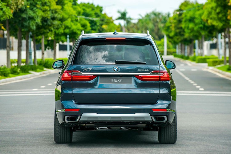 Là mẫu SUV hạng sang mới nhất của BMW, X7 có thiết kế khác biệt lớn so với các dòng X thấp hơn. Xe có ngoại hình hầm hố hơn nhờ gói trang bị M Sport. Kích thước X7 mới với chiều dài tổng thể 5.151 mm, chiều cao 1.805 mm và chiều dài cơ sở 3.105 mm. Trọng lượng của BMW X7 xDrive40i M Sport lên tới hơn 2,3 tấn.