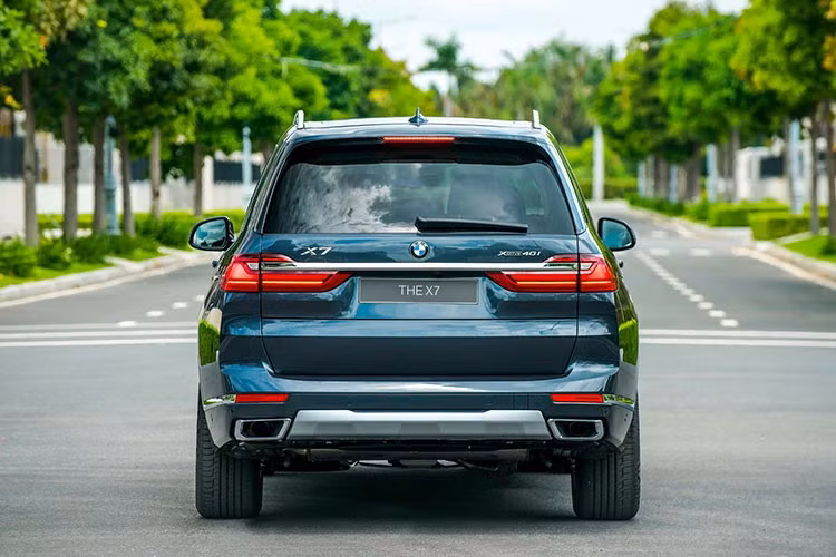 Là mẫu SUV hạng sang mới nhất của BMW, X7 có thiết kế khác biệt lớn so với các dòng X thấp hơn. Xe có ngoại hình hầm hố hơn nhờ gói trang bị M Sport. Kích thước X7 mới với chiều dài tổng thể 5.151 mm, chiều cao 1.805 mm và chiều dài cơ sở 3.105 mm. Trọng lượng của BMW X7 xDrive40i M Sport lên tới hơn 2,3 tấn.