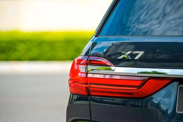 Tại Việt Nam, X7 của THACO BMW phân phối duy nhất một phiên bản X7 xDrive40i lắp máy xăng 6 cyl thẳng hàng (I6) dung tích 3.0L (2.998cc) tăng ápcho công suất tối đa 335 mã lực tại 5.500 vòng/phút và mô-men xoắn cực đại 450Nm có được tại dải vòng tua 1.500 – 5.200 vòng/phút. Sức mạnh được truyền xuống bốn bánh (xDrive) thông qua hộp số tự động 8 cấp Steptronic. 