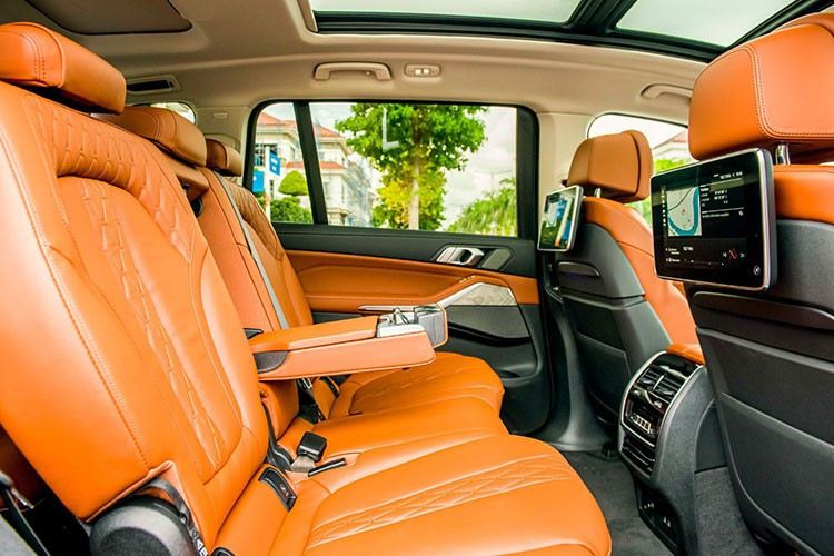 Cùng với tiện nghi cao cấp là nhiều trang bị công nghệ tiên tiến khác rất hấp dẫn khác dành cho khách hàng như; cảnh báo điểm mù, cảnh báo lệch làn đường, cảnh báo va chạm sau, cảnh báo va chạm trước, phát hiện người đi bộ với tính năng phanh tự động khẩn cấp, cảnh báo xe phía sau, cảnh báo vượt quá tốc độ...