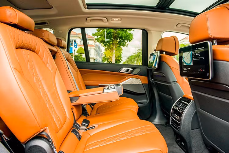 Cùng với tiện nghi cao cấp là nhiều trang bị công nghệ tiên tiến khác rất hấp dẫn khác dành cho khách hàng như; cảnh báo điểm mù, cảnh báo lệch làn đường, cảnh báo va chạm sau, cảnh báo va chạm trước, phát hiện người đi bộ với tính năng phanh tự động khẩn cấp, cảnh báo xe phía sau, cảnh báo vượt quá tốc độ...