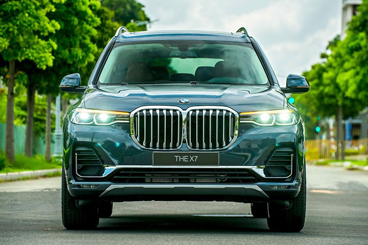 Đáng chú ý là BMW X7 thế hệ mới có khoảng sáng gầm xe 221mm, khả năng lội qua vùng nước sâu 500mm (tốc độ 7km/h), góc tới 25 độ, góc thoát 22,2 độ. Xe sở hữu lưới tản nhiệt “quả thận” đặc trưng của BMW lớn nhất trước nay trong lịch sử. Đèn pha thiết kế lớn và hài hòa hơn so với trước đây, trong đó có tùy chọn trang bị đèn pha Laser siêu sáng (tầm xa tới 600 mét, gấp đôi đèn full-LED).