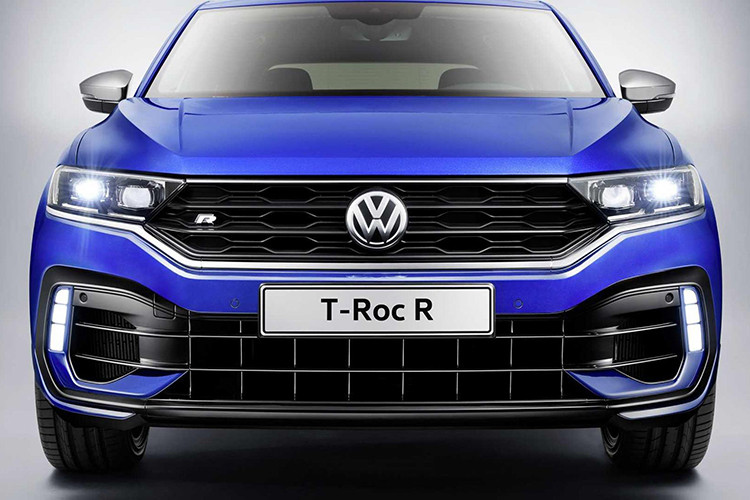 Về thiết kế, so với các phiên bản tiêu chuẩn VW T-Roc R có một số thay đổi nhỏ ở thiết kế ngoại thất như lưới tản nhiệt, hốc gió cỡ lớn mới và nóc xe được sơn màu đen bóng, cụm đèn LED chiếu sáng ban ngày đặt thấp. Logo “R” trên cụm lưới tản nhiệt, hốc gió ở vị trí fender trước và phía sau xe để phân biệt với những phiên bản thông thường.