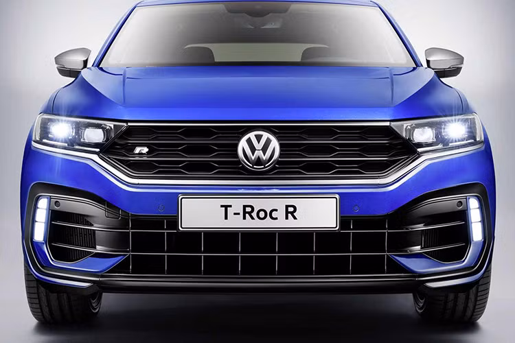 Về thiết kế, so với các phiên bản tiêu chuẩn VW T-Roc R có một số thay đổi nhỏ ở thiết kế ngoại thất như lưới tản nhiệt, hốc gió cỡ lớn mới và nóc xe được sơn màu đen bóng, cụm đèn LED chiếu sáng ban ngày đặt thấp. Logo “R” trên cụm lưới tản nhiệt, hốc gió ở vị trí fender trước và phía sau xe để phân biệt với những phiên bản thông thường.