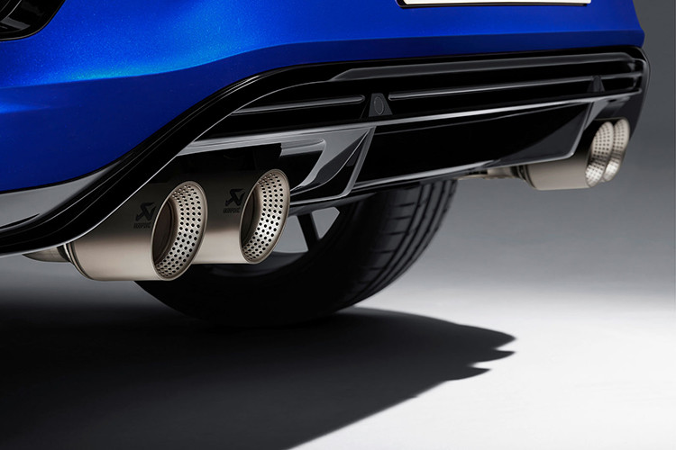 Những trang bị dành riêng cho Volkswagen T-Roc R 2020 bao gồm vỏ gương ngoại thất mạ crôm màu nhám, cánh gió mui, tấm ốp bảo vệ gầm trước/sau, ốp cua lốp mở rộng màu đen và cùm phanh màu đen với logo R.