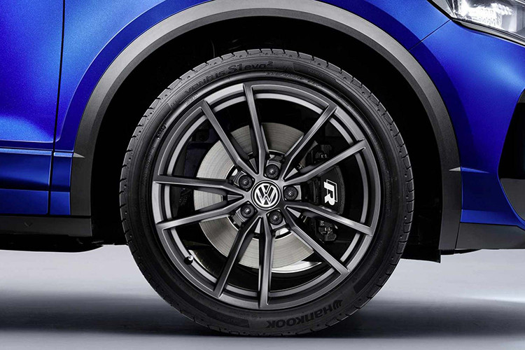 Cuối cùng, xe có 7 tùy chọn màu sơn ngoại thất, trong đó nổi bật nhất là xanh dương Lapiz Blue Metallic. Nếu muốn, khách hàng có thể sơn nóc của Volkswagen T-Roc R 2020 màu đen cùng bộ mâm 18 - 19 inch.