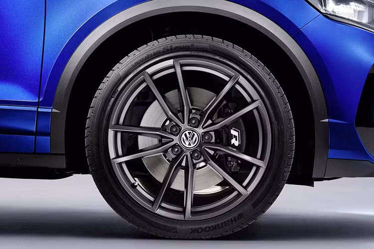 Cuối cùng, xe có 7 tùy chọn màu sơn ngoại thất, trong đó nổi bật nhất là xanh dương Lapiz Blue Metallic. Nếu muốn, khách hàng có thể sơn nóc của Volkswagen T-Roc R 2020 màu đen cùng bộ mâm 18 - 19 inch.