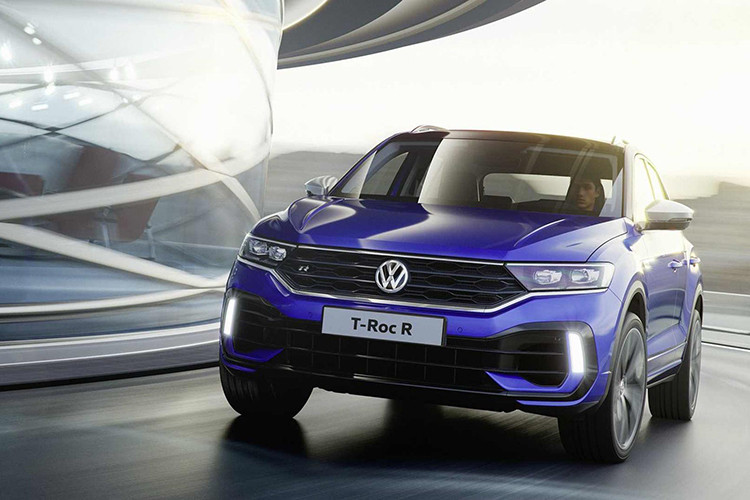Ngoài ra, Volkswagen T-Roc R 2020 còn được nâng cấp về khung gầm để tương xứng với sức mạnh động cơ. Sắp tới, Volkswagen sẽ mang T-Roc R 2020 đến trình làng tại Triển lãm ô tô Geneva 2019, dự kiến xe sẽ bắt đầu bán ra vào cuối năm nay tại châu Âu. Hiện giá xe Volkswagen T-Roc R 2020 vẫn chưa được công bố.