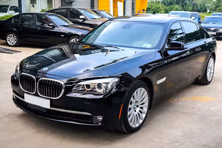 BMW 7-Series là mẫu sedan đầu bảng của BMW. Hiện tại một chiếc BMW 750Li đời 2009 đang được rao bán với giá lên đến 1,35 tỷ đồng tại TP HCM. Đây là một mức giá dành cho những khách hàng muốn trải nghiệm mẫu sedan đầu bảng này mà không phải bỏ ra một số tiền khá lớn để mua BMW Series 7 phiên bản mới.