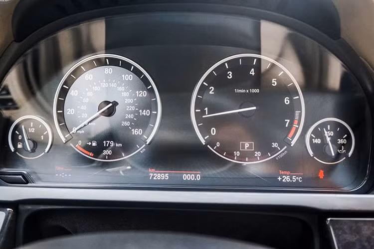 Khoang sau rộng rãi của xe được thiết kế dàn riêng cho hai hành khách và có sức chứa cho 03 hàng khách dành cho chuyến đi 05 người, khoang sau với hệ thống điều hoà riêng biệt, màn hình giải trí đa chức năng gắn ở tựa lưng ghế trước, hệ thống massage cho hai ghế sau… Khoang sau và toàn bộ cabin xe rất êm ái nhờ xe sử dụng hệ thống treo khí nén.