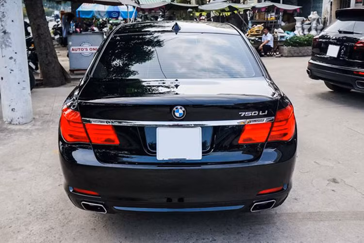 Dù trải qua gần 10 năm sử dụng nhưng ngoại thất xe vẫn còn khá mới do được chăm sóc và bảo vệ, choá đèn xe không có dấu hiệu bị mờ đi nhiều. Lớp sơn và các chi tiết choá đèn, viền lưới tản nhiệt mạ crôm ở ngoại thất nhìn chung còn khá mới. Nhìn ngoại thất của chiếc xe, chắc nhiều người không nghĩ nó đã được sử dụng từ năm 2009. 