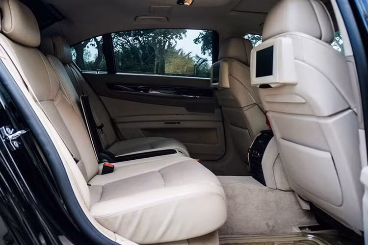 Với chi phí khoảng 1,3 tỷ đồng hiện nay. Nếu muốn trải nghiệm những chiếc sedan hạng sang cỡ lớn. Người tiêu dùng Việt không khó để tìm mua những chiếc sedan cỡ lớn đã qua sử dụng như Mercedes-Benz S-Class (W221) - thậm chí cả phiên bản hiệu suất S63 AMG (W221), thậm chí cả xe sang BMW 7-Series, Lexus LS460 đời 2008...