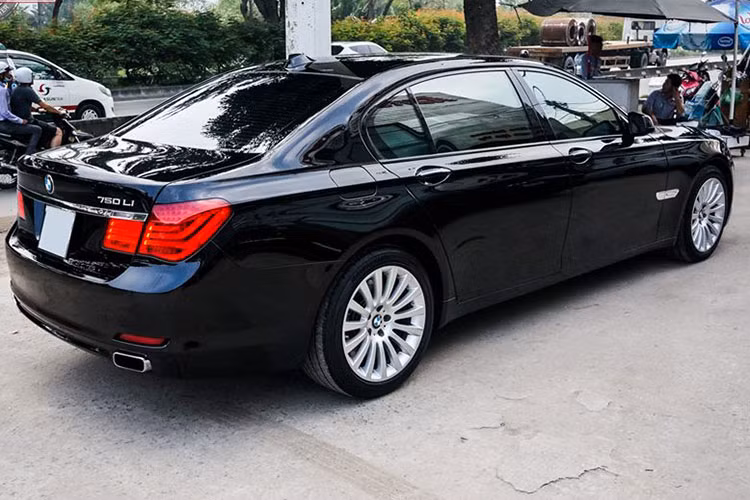 Theo các thông tin rao bán, chiếc BMW này thuộc phiên bản 750i được trang bị động cơ V8 tăng áp kép (twin-turbo) dung tích 4.4 lít. Động cơ cho công suất cực đại 407 mã lực tại 5.500 vòng phút kết hợp cùng hộp số tự động 8 cấp, nhờ đó cho phép chiếc xe tăng tốc từ 0 – 100 km/h chỉ trong 5,3 giây. Theo đơn vị rao bán, xe có mức tiêu hao nhiên liệu khoảng 12 lít/100km trong thành phố và 8,4 lít/100km trên xa lộ.