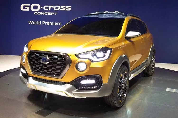 Để hé lộ trước về Datsun Cross, hãng đã tung ra bức hình đầu tiên, chụp phần đầu của chiếc xe. Với lưới tản nhiệt hình lục giác, cặp đèn pha projector kèm đèn LED ban ngày và các đèn chiếu sáng phụ, có thể thấy rõ phần đầu xe có thiết kế gần như y hệt chiếc xe ý tưởng Datsun Go Cross Concept, từng ra mắt tại Auto Expo 2016 ở Ấn Độ.