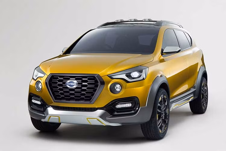 Sức mạnh động cơ được truyền tới cầu trước, với các lựa chọn hộp số là số sàn 5 cấp hoặc tự động vô cấp CVT. Datsun Cross sẽ được ra mắt lần đầu tại Jakarta, Indonesia vào ngày 18/1/2018 tới đây. Sau đó, chiếc xe giá rẻ này cũng sẽ tới thị trường Ấn Độ trong năm nay.