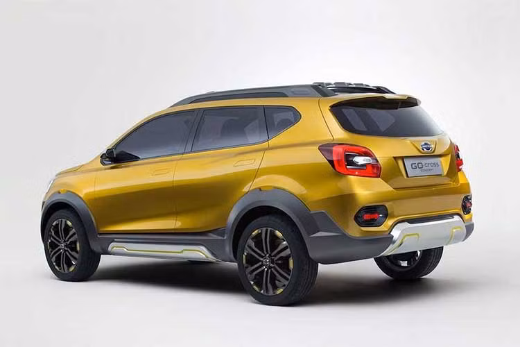 So với Datsun Go+, chiếc xe 7 chỗ giá rẻ Cross lại sở hữu kiểu dáng lai với dòng crossover với các tấm bảo vệ màu bạc ở bên dưới cản trước sau, cũng như những tấm ốp nhựa đúc màu đen chạy xung quanh thân xe.