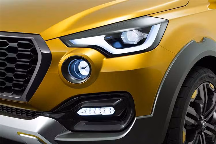 Tuy nhiên, trong khi Datsun Go Cross là một mẫu crossover thực thụ thì những hình ảnh rò rỉ trước đó của mẫu xe Datsun Cross 2018 phiên bản thương mại đã cho thấy chiếc xe sở hữu phần thân tương tự Datsun Go+.