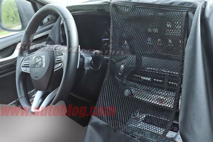 Bên trong Hyundai Palisade 2020 sẽ xuất hiện không gian nội thất 8 chỗ, tương tự những đối thủ như Subaru Ascent. Hình ảnh trên đường thử cho thấy nội thất của Hyundai Palisade 2020 trông cao cấp hơn không gian bên trong SantaFe thế hệ mới đã ra mắt vào đầu năm nay.