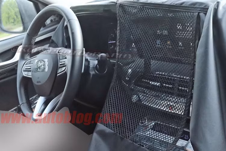 Bên trong Hyundai Palisade 2020 sẽ xuất hiện không gian nội thất 8 chỗ, tương tự những đối thủ như Subaru Ascent. Hình ảnh trên đường thử cho thấy nội thất của Hyundai Palisade 2020 trông cao cấp hơn không gian bên trong SantaFe thế hệ mới đã ra mắt vào đầu năm nay.