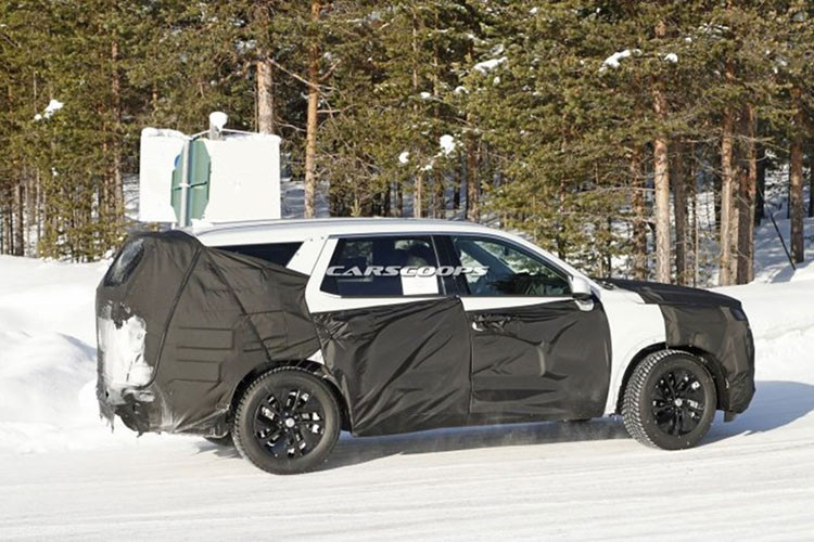 Trong khi đó, những hình ảnh trên đường thử lại hé lộ việc Hyundai Palisade 2020 sở hữu lưới tản nhiệt Cascading Grille cỡ lớn và cụm đèn pha thanh mảnh. Những chi tiết này không khó tưởng tượng vì đã xuất hiện trên Hyundai SantaFe thế hệ mới và "đàn em" Kona 2018.