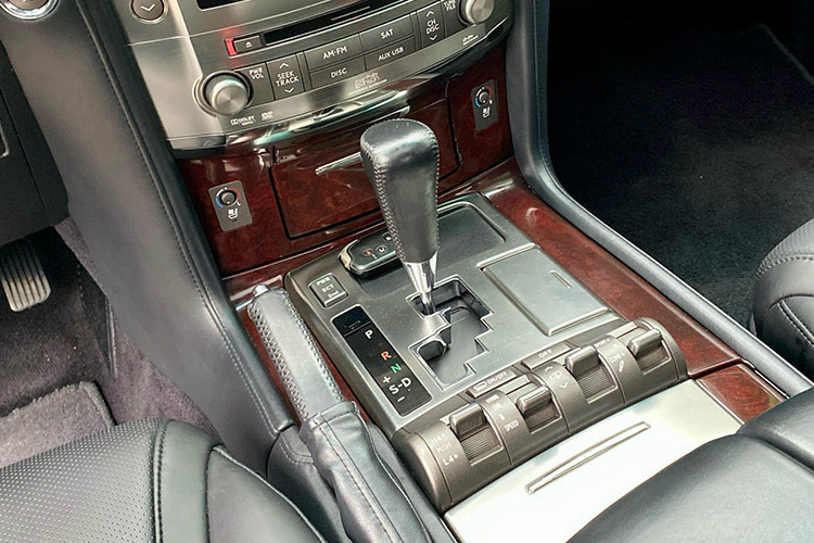 Ở thời điểm mới ra mắt, LX570 được coi là mẫu SUV cỡ lớn sang trọng, chiến lược của Lexus nhằm vào thị trường Mỹ, kế thừa xuất sắc tính năng việt dã của LX470, nhưng cũng không thiếu đi sự sang trọng của một chiếc sedan LS. Đáng chú ý, những trang bị an toàn của xe cũng không hề thua kém những mẫu xe đời mới hiện nay.