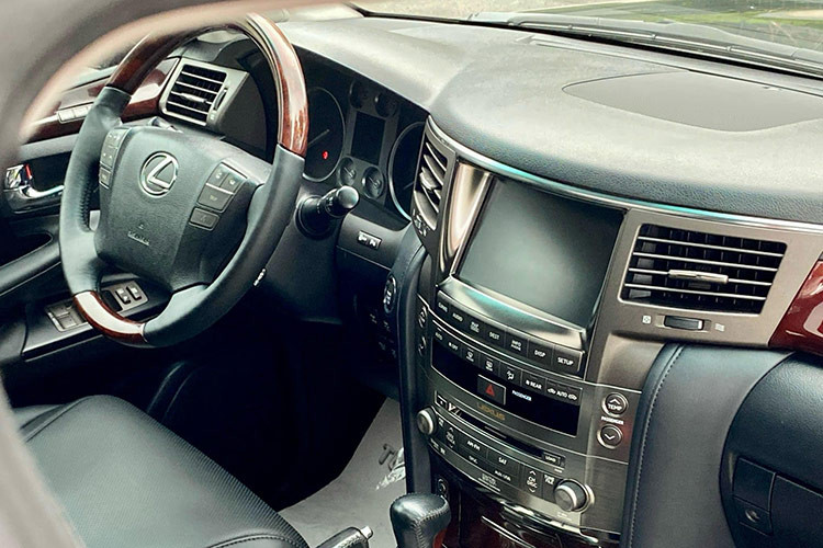 Nội thất LX570 đời 2010 được thiết kế to hơn phù hợp với tỉ lệ của thân xe. Vô-lăng bốn chấu, bán kính lớn, thích hợp với việc điều khiển trên những con đường việt dã. Bảng đồng hồ điện tử vẫn dựa trên thiết kế hai vòng truyền thống, đồng hồ báo xăng, nhiệt độ nước, dầu máy và ắc quy đều được thể hiện đơn giản bằng bốn vòng đèn LED.